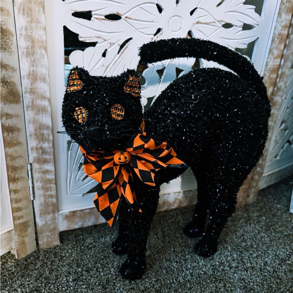 Black scaredy cat decor Halloween